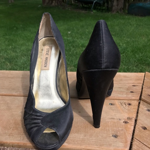 Steve Madden black pumps. Super comfortable. - Picture 2 of 4
